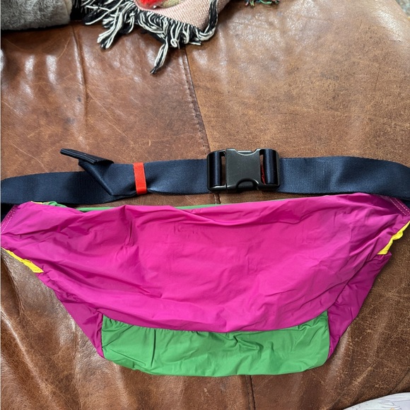 Away Luggage Sling Bag Fanny Pack Belt Bag Lightweight Multicolored - Picture 3 of 8